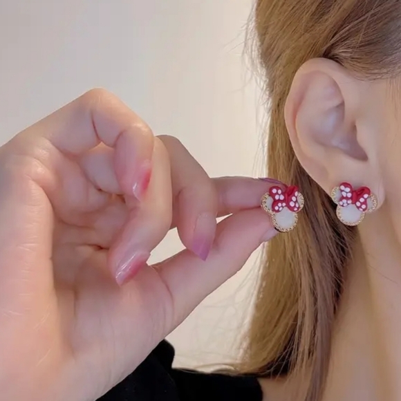 NIB MINNIE MOUSE DISNEY STUD EARRINGS  🐭 - Picture 2 of 3